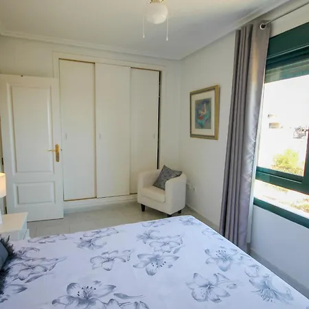 Luxury 2 Bed, 2 Bath With Sea View, Heating And New Bathrooms. Apartman Dehesa de Campoamor (Orihuela Costa)